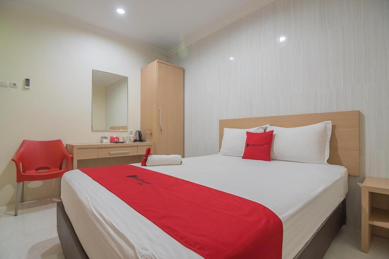Hotel Reddoorz Near Mt Haryono Semarang Exterior foto